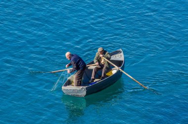 İki adam Macedonia 'daki Ohrid gölünde balık tutuyor..