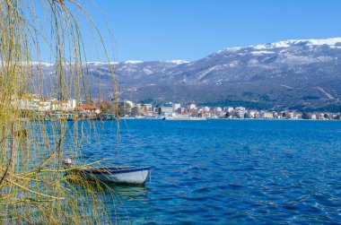 Unesco 'nun merkezini bağlayan ahşap tahta yolun manzarası Macedonian çekiciliğini Kameo' daki Aziz John Kilisesi 'ne bağlıyor. macedonia, fyrom.