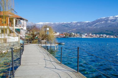 Unesco 'nun merkezini bağlayan ahşap tahta yolun manzarası Macedonian çekiciliğini Kameo' daki Aziz John Kilisesi 'ne bağlıyor. macedonia, fyrom.