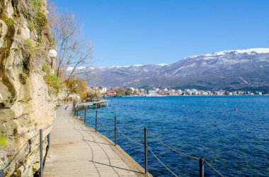 Unesco 'nun merkezini bağlayan ahşap tahta yolun manzarası Macedonian çekiciliğini Kameo' daki Aziz John Kilisesi 'ne bağlıyor. macedonia, fyrom.