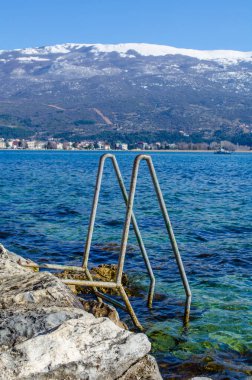 Unesco 'nun merkezini bağlayan ahşap tahta yolun manzarası Macedonian çekiciliğini Kameo' daki Aziz John Kilisesi 'ne bağlıyor. macedonia, fyrom.