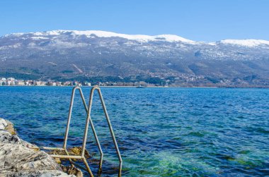 Unesco 'nun merkezini bağlayan ahşap tahta yolun manzarası Macedonian çekiciliğini Kameo' daki Aziz John Kilisesi 'ne bağlıyor. macedonia, fyrom.