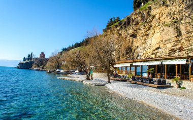 Unesco 'nun merkezini bağlayan ahşap tahta yolun manzarası Macedonian çekiciliğini Kameo' daki Aziz John Kilisesi 'ne bağlıyor. macedonia, fyrom.