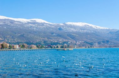 Masonya 'daki Ohrid Gölü manzarası.
