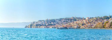 Unesco 'nun tarihi bölümü Ohrid Gölü' nün yanında yer alır ve tepede Çar Samuel Kalesi ile birlikte tüm tepeye yayılır..