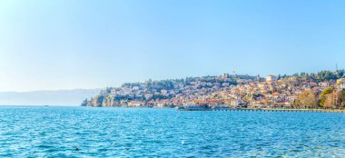 Unesco 'nun tarihi bölümü Ohrid Gölü' nün yanında yer alır ve tepede Çar Samuel Kalesi ile birlikte tüm tepeye yayılır..