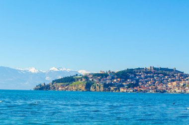 Unesco 'nun tarihi bölümü Ohrid Gölü' nün yanında yer alır ve tepede Çar Samuel Kalesi ile birlikte tüm tepeye yayılır..