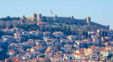 Görünümü bir tekne eski kale ve Ohri kent. Ohri Gölü sebebiyken en ünlü tatil yerlerinden biridir.