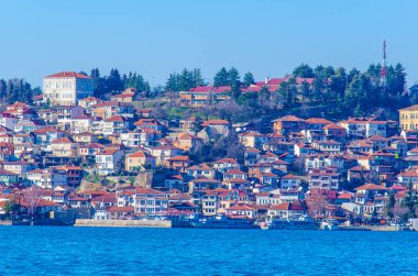 Görünümü bir tekne eski kale ve Ohri kent. Ohri Gölü sebebiyken en ünlü tatil yerlerinden biridir.