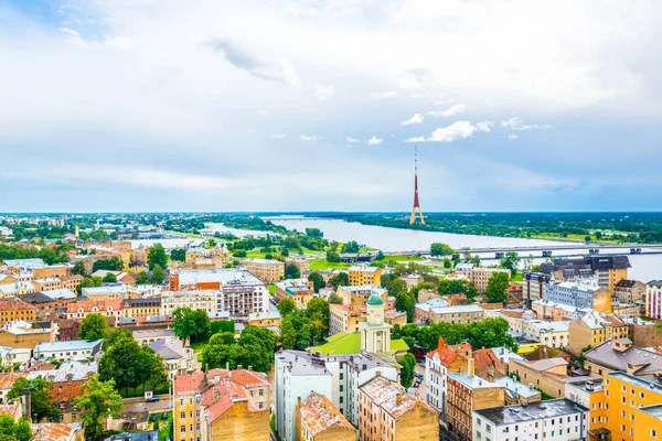 Riga 'nın gökyüzünden bilim akademisi binasının tepesinden görünüşü