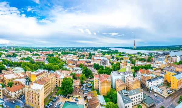 Riga 'nın gökyüzünden bilim akademisi binasının tepesinden görünüşü
