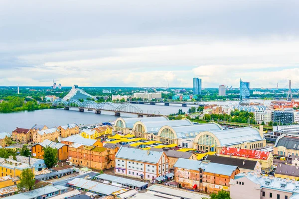 Letonya Ulusal Kütüphanesi ve Bilim Akademisi 'nin tepesindeki zeplin hangarları da dahil Riga' nın havadan görünüşü