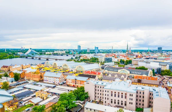 Letonya Ulusal Kütüphanesi ve Bilim Akademisi 'nin tepesindeki zeplin hangarları da dahil Riga' nın havadan görünüşü