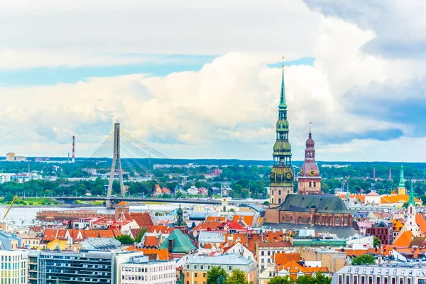 Aziz Peter Kilisesi ve katedrali de içeren eski Riga kasabasının havadan görünüşü.