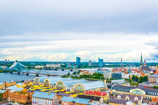 Letonya Ulusal Kütüphanesi ve Bilim Akademisi 'nin tepesindeki zeplin hangarları da dahil Riga' nın havadan görünüşü