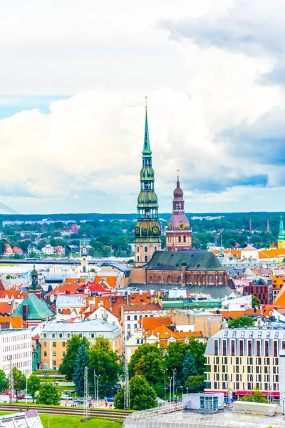 Aziz Peter Kilisesi ve katedrali de içeren eski Riga kasabasının havadan görünüşü.