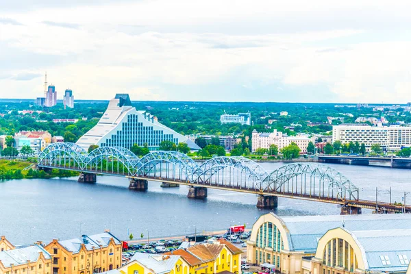 Letonya Ulusal Kütüphanesi ve Bilim Akademisi 'nin tepesindeki zeplin hangarları da dahil Riga' nın havadan görünüşü