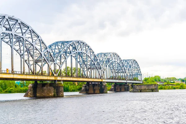 Riga, Letonya 'da bir demiryolu köprüsü manzarası