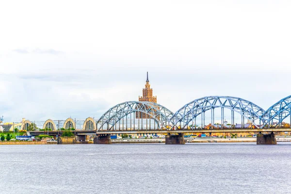 Letonya 'nın başkenti Riga' daki çelik bir demiryolu köprüsünün yanına inşa edilen zeplin hangarları ve bilim akademisi manzarası