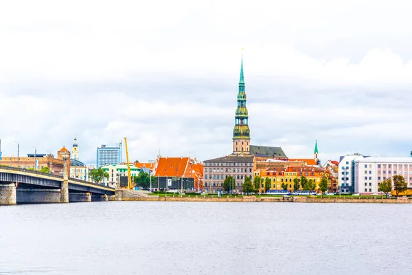 Aziz Peters Kilisesi 'nin de dahil olduğu eski Riga kasabası Letonya, Daugava nehri üzerinde görüldü.
