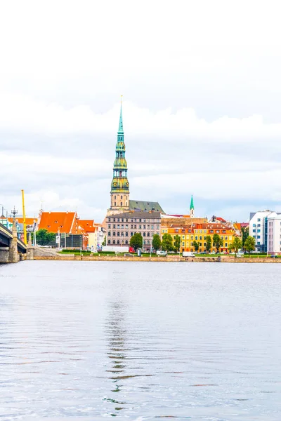 Aziz Peters Kilisesi 'nin de dahil olduğu eski Riga kasabası Letonya, Daugava nehri üzerinde görüldü.