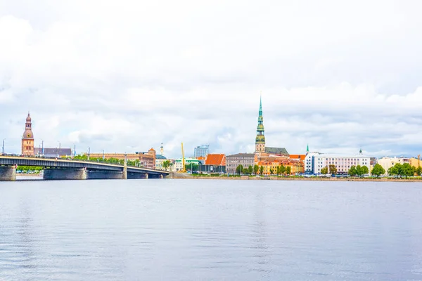 Vieille Ville Riga Compris Église Saint Pierre Vue Sur Rivière — Photo