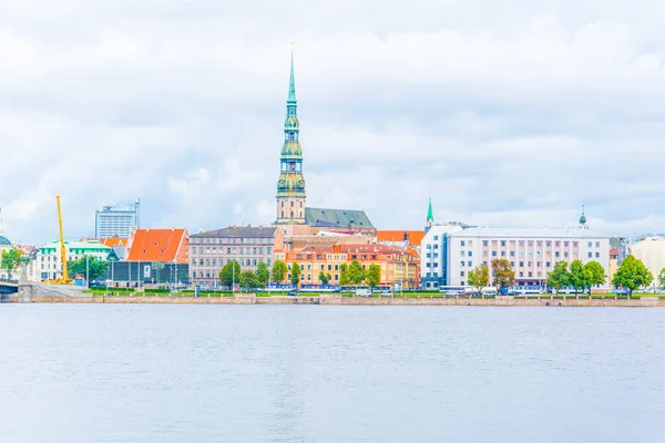 Aziz Peters Kilisesi 'nin de dahil olduğu eski Riga kasabası Letonya, Daugava nehri üzerinde görüldü.