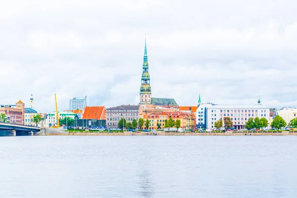 Aziz Peters Kilisesi 'nin de dahil olduğu eski Riga kasabası Letonya, Daugava nehri üzerinde görüldü.