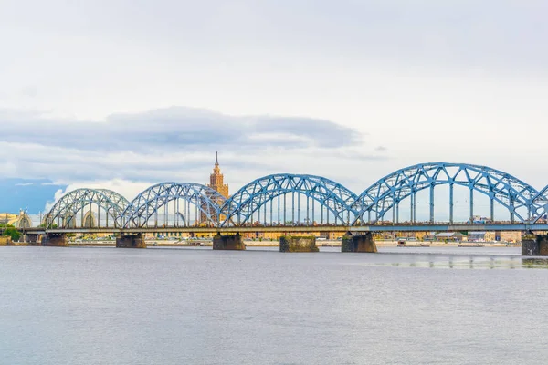 Letonya 'nın başkenti Riga' daki çelik bir demiryolu köprüsünün yanına inşa edilen zeplin hangarları ve bilim akademisi manzarası