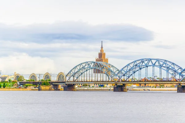 Letonya 'nın başkenti Riga' daki çelik bir demiryolu köprüsünün yanına inşa edilen zeplin hangarları ve bilim akademisi manzarası