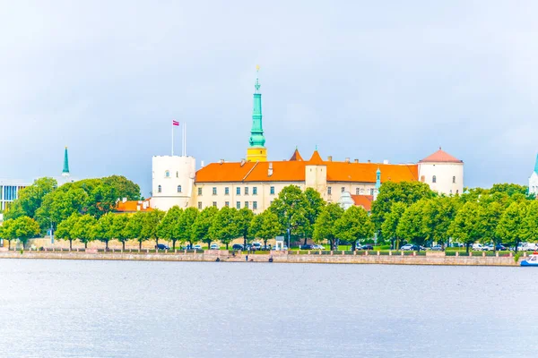 Letonya, Daugava nehrinin diğer tarafından Riga kalesinin manzarası.