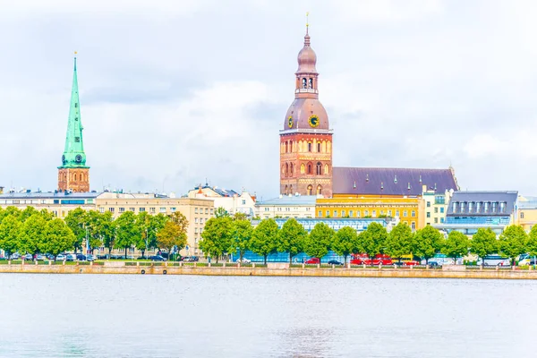 Letonya 'nın Daugava nehrinin diğer yakasındaki Riga Katedrali ve Aziz James Kilisesi manzarası.