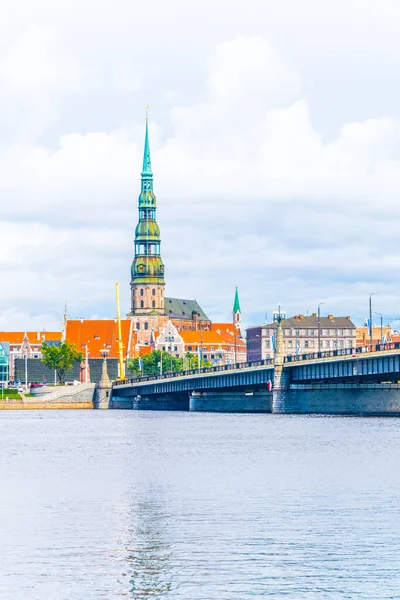 Aziz Peters Kilisesi 'nin de dahil olduğu eski Riga kasabası Letonya, Daugava nehri üzerinde görüldü.