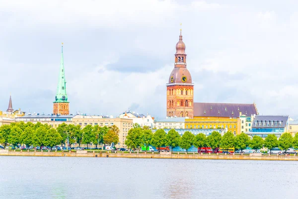 Letonya 'nın Daugava nehrinin diğer yakasındaki Riga Katedrali ve Aziz James Kilisesi manzarası.
