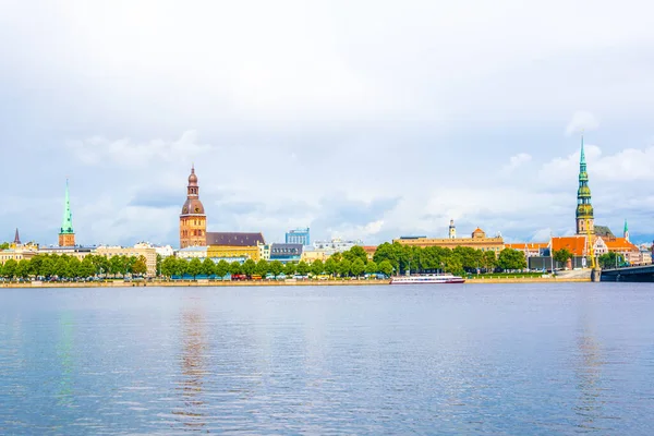 Letonya 'nın Daugava nehrinin diğer yakasındaki Riga Katedrali, Aziz Peter ve Aziz James Kilisesi manzarası.
