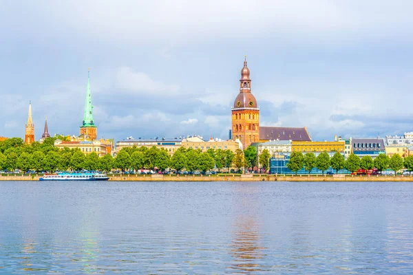 从拉脱维亚多加瓦河彼岸看里加大教堂和圣詹姆斯教堂 — 图库照片