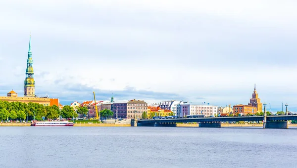 Saint Peter Kilisesi ve Dagava nehri üzerinde görülen bilim akademisi de dahil olmak üzere eski Riga kasabası, Letonya