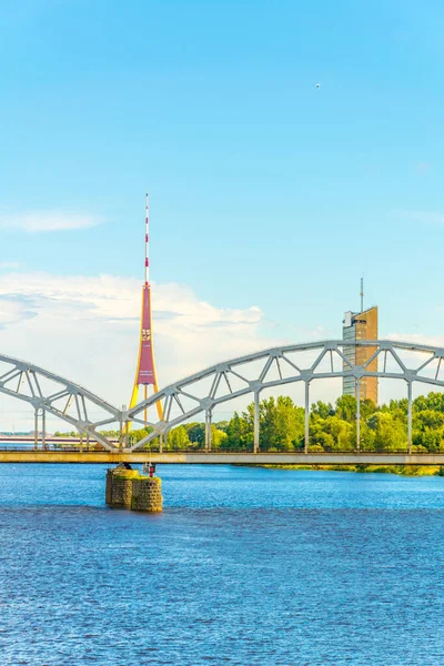 ラトビアの鉄道橋の後ろのリガのテレビ塔 — ストック写真