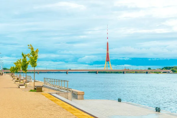 Riga 'daki TV kulesi Latvi, Daugava rıhtımından izlenmiş.
