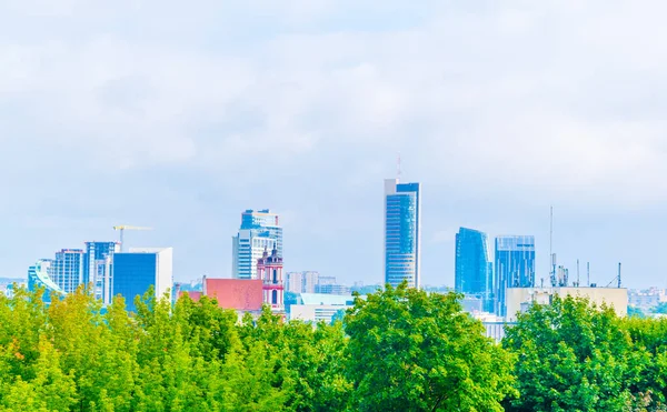 Litvanya 'nın başkenti Tauras tepesinden Vilnius' un havadan görünüşü