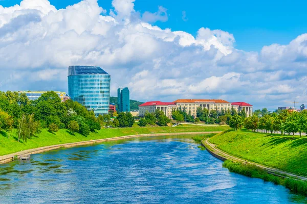 Litvanya Eğitim Bilimleri Üniversitesi (orijinal dilde: Lietuvos edukologijos universitetas) ve Barclays Bank 'ın modern binası