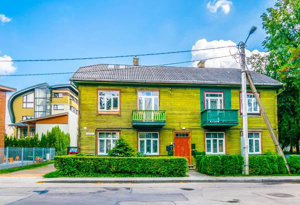 Litvanya 'nın Vilnius banliyösünde bulunan ahşap bir aile evinin manzarası.