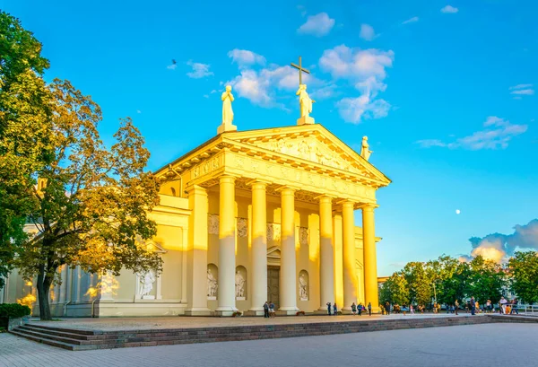 Gün batımında Litvanya 'nın başkentindeki Aziz Stanislaus Katedrali