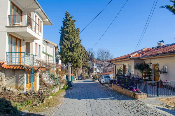 Unesco mirasına ait Macedonian kasabasının tarihi merkezindeki dar sokak manzarası..