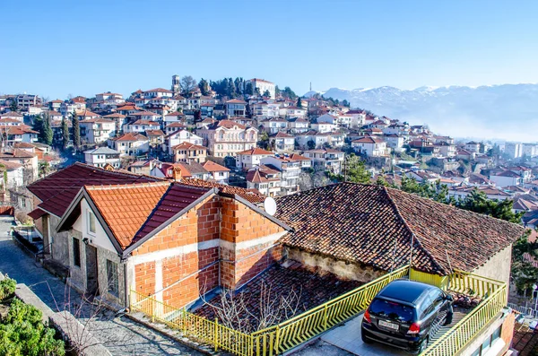 Unesco Dünya Mirası 'na ait olan ve Ohrid Gölü kıyısında uzanan Macedonian' ın üst düzey tatil beldesi Ohrid 'in hava manzarası..