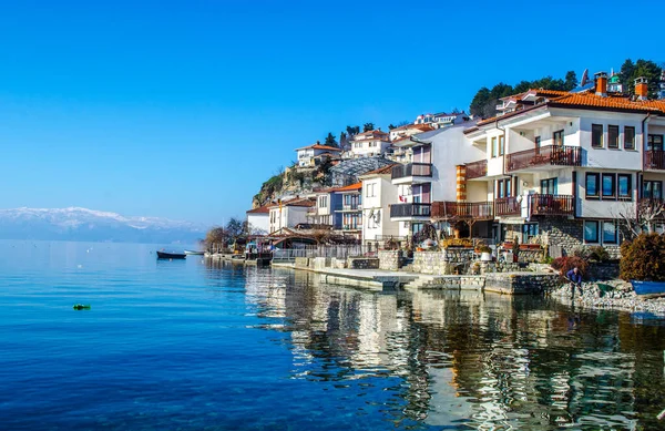 Ohrid unesco Miras Şehri 'nin kıyısındaki tipik bir ev manzarası..