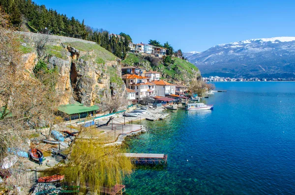 Macedonian kasabasındaki Kaneo Kilisesi 'ndeki Aziz Johan' a giden bir uçurumun kenarına yayılmış küçük evler var..