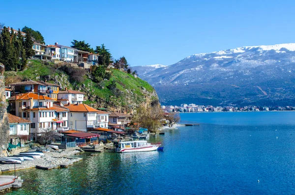 Macedonian kasabasındaki Kaneo Kilisesi 'ndeki Aziz Johan' a giden bir uçurumun kenarına yayılmış küçük evler var..