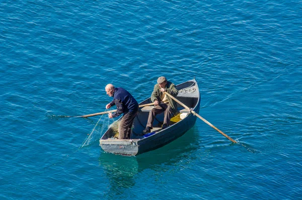 İki adam Macedonia 'daki Ohrid gölünde balık tutuyor..