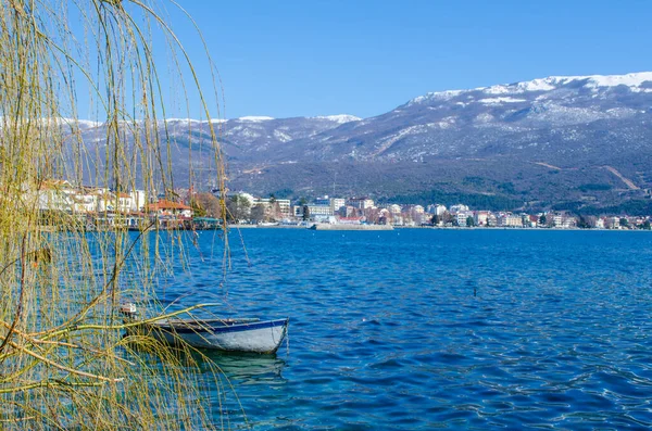 Unesco 'nun merkezini bağlayan ahşap tahta yolun manzarası Macedonian çekiciliğini Kameo' daki Aziz John Kilisesi 'ne bağlıyor. macedonia, fyrom.